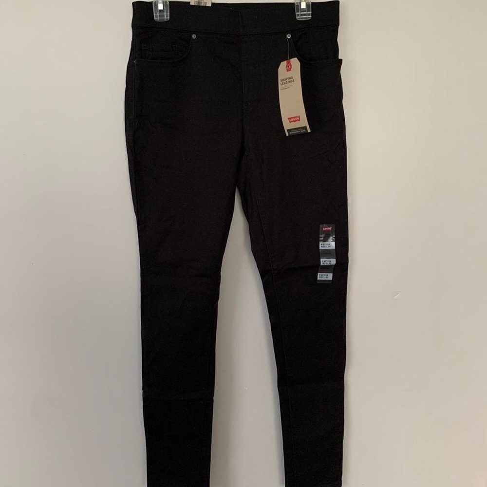 size 8 levi’s jeggings
extremely comfy & easy to wear
